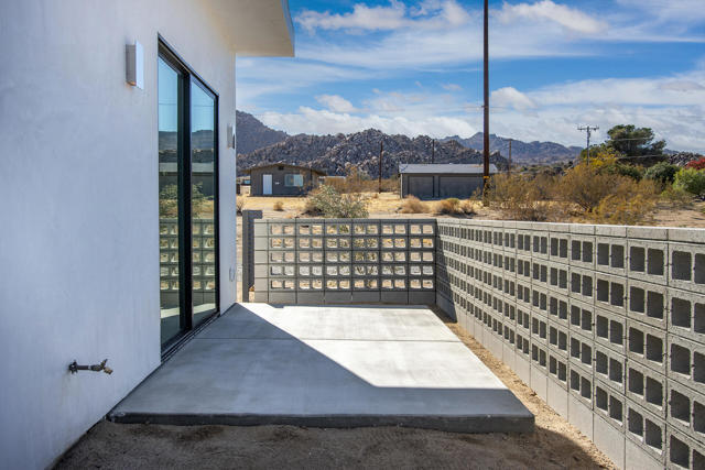 66050 Cottonwood Drive, Joshua Tree CA: https://media.crmls.org/mediaz/7fbfd2cb-49bf-4788-a5a9-b57288cb8726.jpg