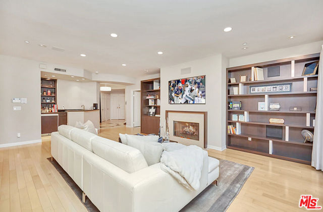 121 N Almont Drive, Beverly Hills CA: https://media.crmls.org/mediaz/7fc11644-3d46-4865-bf8c-ca173491c38c.jpg