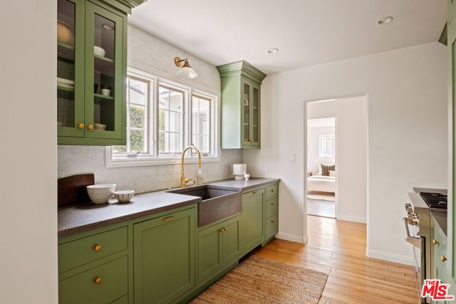 1068 Queen Anne Place, Los Angeles CA: https://media.crmls.org/mediaz/7fc2123d-0b8e-4ec0-b3ff-9016d4594657.jpg