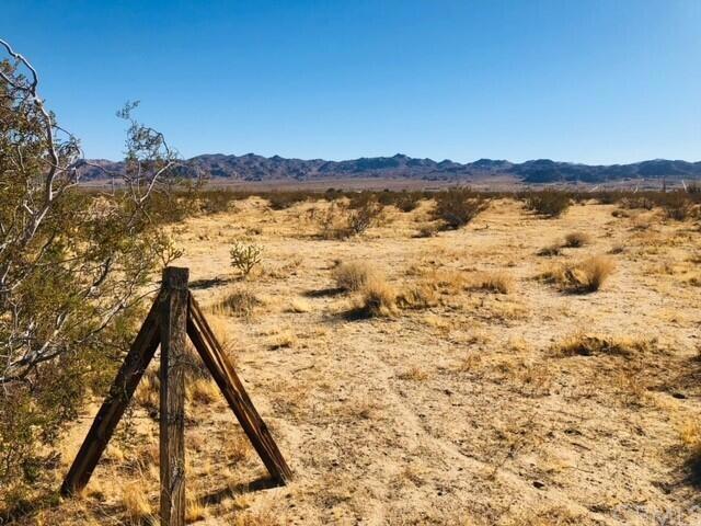 5320 Arizona Avenue, Joshua Tree CA: https://media.crmls.org/mediaz/7fc216dd-b985-4913-aef8-d492d811c157.jpg