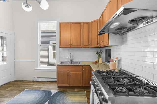 2349 Waverly St, Oakland CA: https://media.crmls.org/mediaz/7fc31e6b-0282-4681-aca3-da9469f7f3f9.jpg