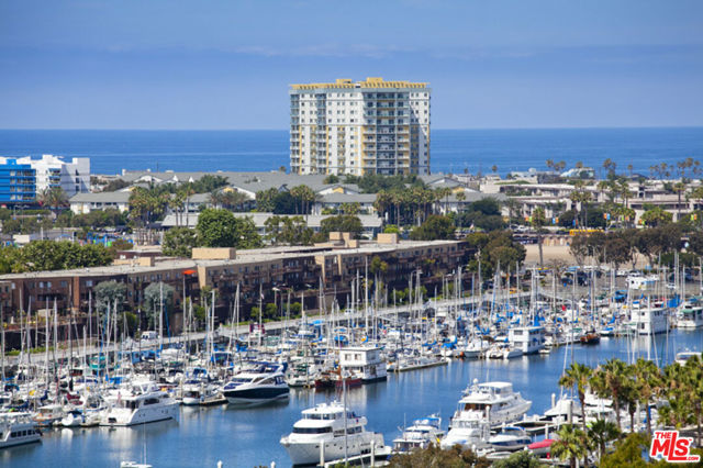 13700 Marina Pointe Drive, Marina del Rey CA: https://media.crmls.org/mediaz/7fc3231f-c794-4d7d-bfd5-b8a762232359.jpg