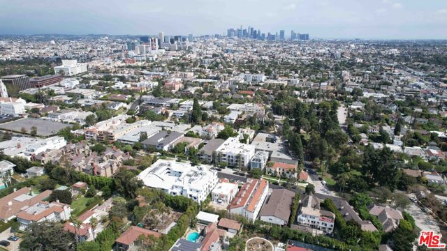 865 S Lucerne Boulevard, Los Angeles CA: https://media.crmls.org/mediaz/7fc34fa7-1420-4c0c-ac0b-dafbe14ddd4b.jpg