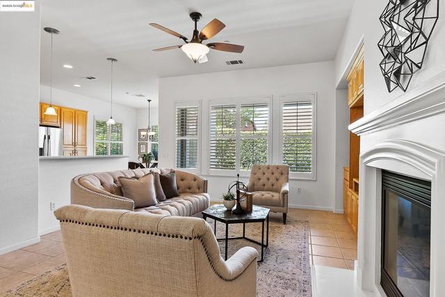 551 Quindell Way, Brentwood CA: https://media.crmls.org/mediaz/7fc46b09-046e-40d6-8af7-265c7a03d074.jpg