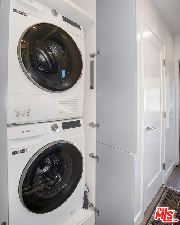 3744 Redwood Avenue, Los Angeles CA: https://media.crmls.org/mediaz/7fc4ec58-9897-43ae-bf05-45ca9deb8951.jpg