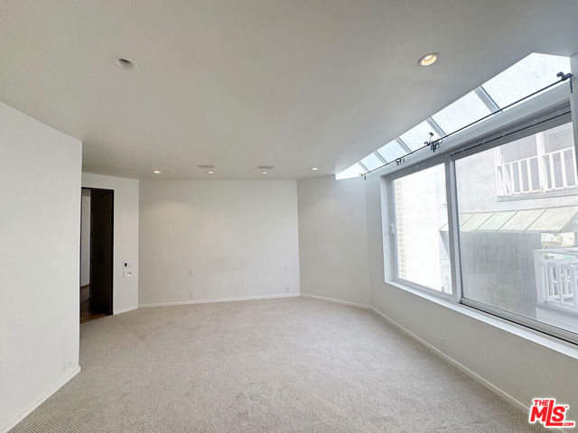 3505 Ocean Front Walk, Marina del Rey CA: https://media.crmls.org/mediaz/7fc57487-e174-4ae2-aadb-9489cc3bad7b.jpg