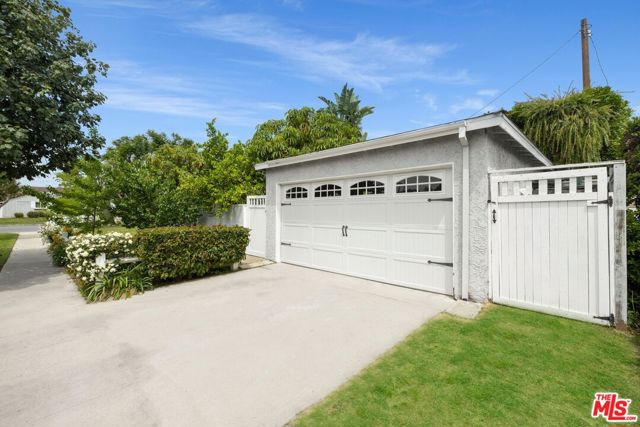 6432 Petit Avenue, Van Nuys CA: https://media.crmls.org/mediaz/7fc60648-d1fe-479e-9372-6ffbb3db82cc.jpg