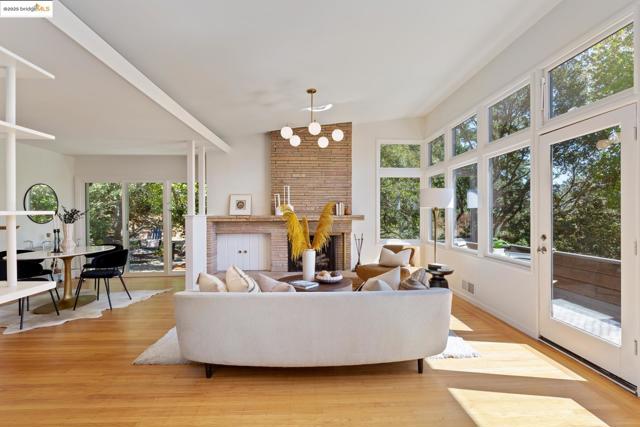 605 Plateau Dr, Kensington CA: https://media.crmls.org/mediaz/7fc66105-a2fa-4021-b588-f73ca65130ec.jpg