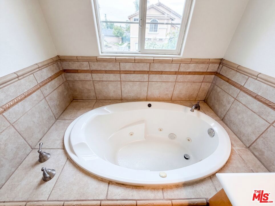 https://media.crmls.org/mediaz/7fc6c55e-a164-440a-ae3a-829a93a61d20.jpg?preset=X-Large
