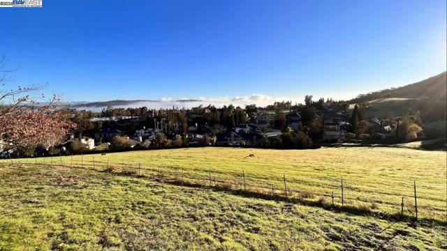 1228 Copper Peak Ln, San Jose CA: https://media.crmls.org/mediaz/7fc6de7d-ae72-450b-bf7a-150f8ffbbaaa.jpg