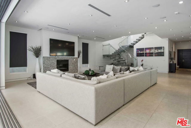 429 N Sweetzer Avenue, Los Angeles CA: https://media.crmls.org/mediaz/7fc76202-e6f7-4249-b3a7-f1ca1b057a3c.jpg