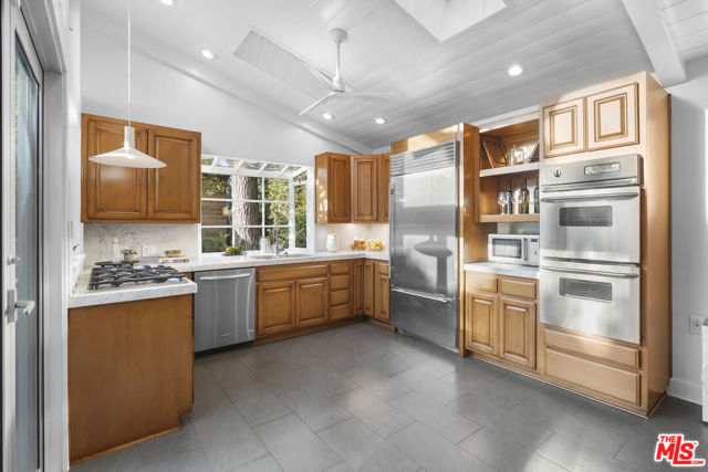 12815 Sarah Street, Studio City CA: https://media.crmls.org/mediaz/7fc79293-3618-4cef-9b18-65ac0ef4e812.jpg