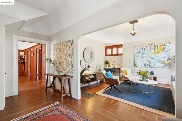 1042 Santa Clara Ave, Alameda CA: https://media.crmls.org/mediaz/7fc7ca5e-346d-46df-9a6c-50405bd54a1c.jpg