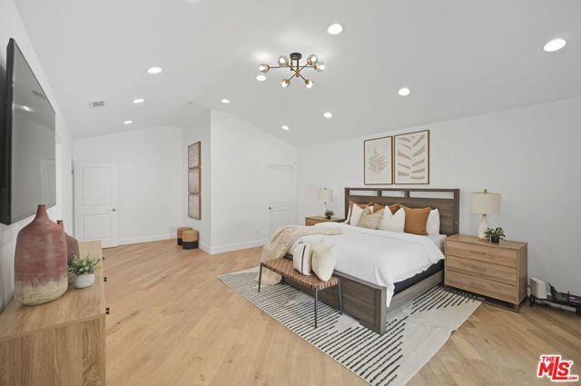 4719 W Wortser Avenue, Sherman Oaks CA: https://media.crmls.org/mediaz/7fc8067f-2410-4482-b202-f3a0e07f271a.jpg