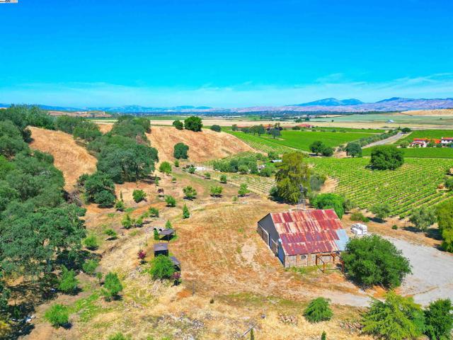 5625 Greenville Rd, Livermore CA: https://media.crmls.org/mediaz/7fc8fed3-fa3c-4f8b-b8f5-22380fd311c7.jpg
