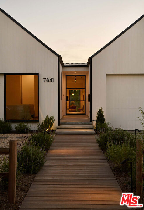 7841 Stewart Avenue, Los Angeles CA: https://media.crmls.org/mediaz/7fc9208a-a0f6-41b9-a4f6-0902601cb9e9.jpg