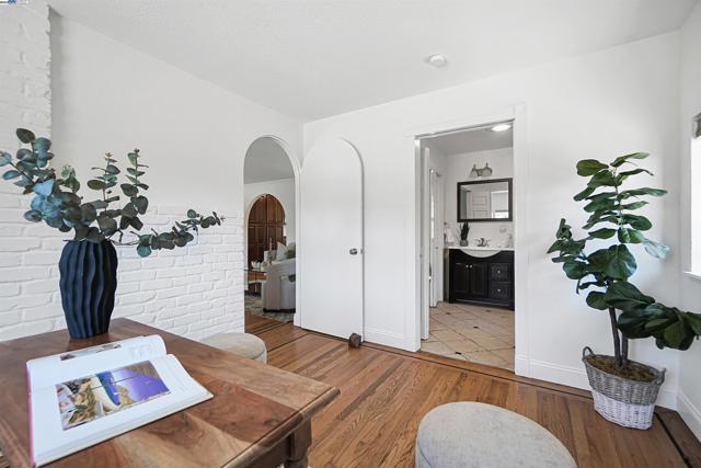 17526 Parker Rd, Castro Valley CA: https://media.crmls.org/mediaz/7fc9875a-d5f4-46a3-a9ad-cd814f397b40.jpg