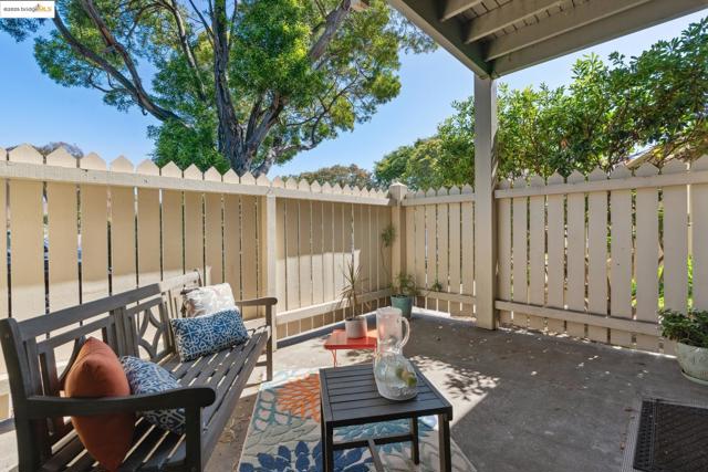 63 Lakeshore Ct, Richmond CA: https://media.crmls.org/mediaz/7fcb1d25-82f3-445e-9a82-f382f580d776.jpg