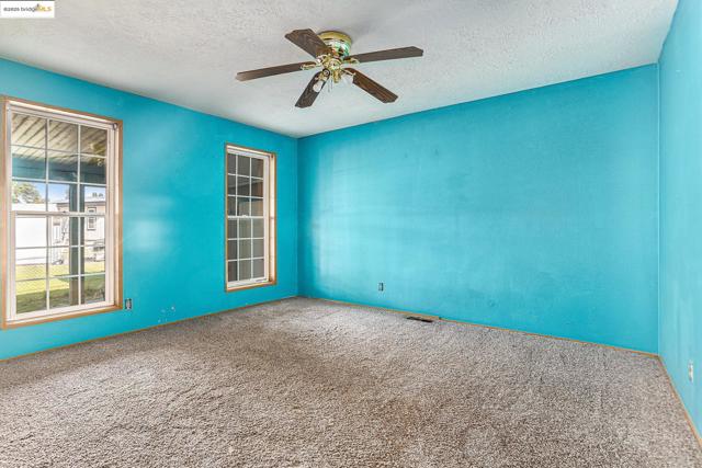 345 Benet Ct, Bethel Island CA: https://media.crmls.org/mediaz/7fcb6efa-98ba-4814-826e-165ca8a7a50a.jpg