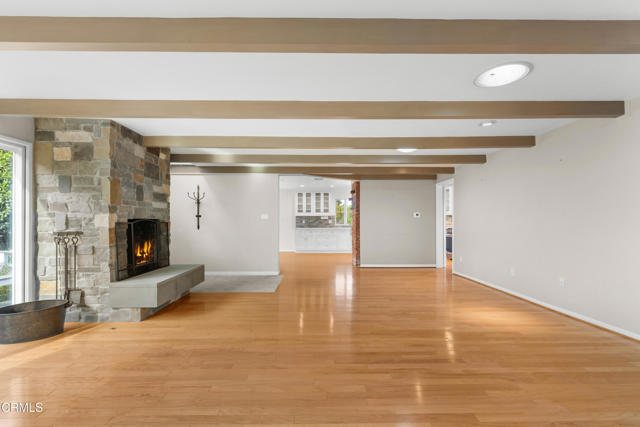 2102 Buena Vista Drive, Camarillo CA: https://media.crmls.org/mediaz/7fcc2325-f7c4-4855-a6d2-d96275f5136a.jpg