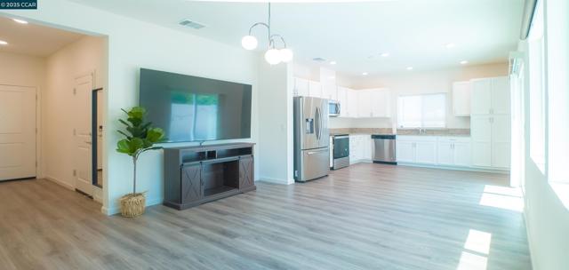 3805 Havengate Way, Sacramento CA: https://media.crmls.org/mediaz/7fcc7115-c929-4f42-86ed-dce64522cca2.jpg