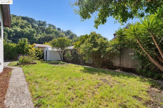2309 Potrero Ct, Pinole CA: https://media.crmls.org/mediaz/7fcd3b3c-0446-4387-a9e5-64ffda4d0876.jpg