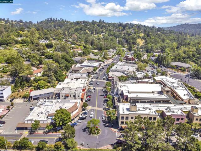 18 Van Tassel Ln, Orinda CA: https://media.crmls.org/mediaz/7fcd460a-0e58-4762-8f76-298002e7e410.jpg