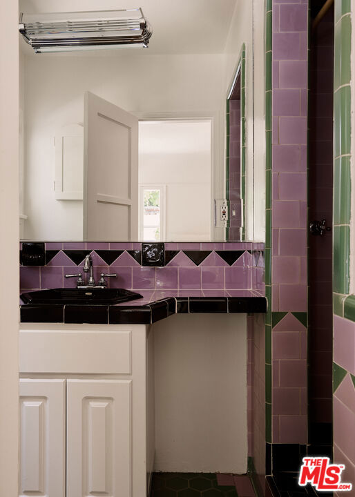6401 San Vicente Boulevard, Los Angeles CA: https://media.crmls.org/mediaz/7fce2f2d-e23a-44de-9ddd-1dd63a98583e.jpg