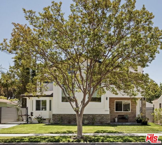 13514 Morrison Street, Sherman Oaks CA: https://media.crmls.org/mediaz/7fce8557-688a-4351-be2f-2e5b09a4bcb4.jpg