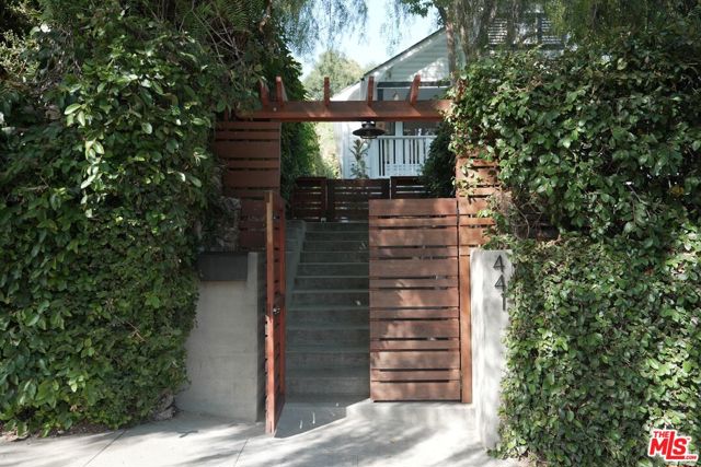 441 N Avenue 52, Los Angeles CA: https://media.crmls.org/mediaz/7fcea6c1-42d5-41d5-983c-a84f8ac530b2.jpg
