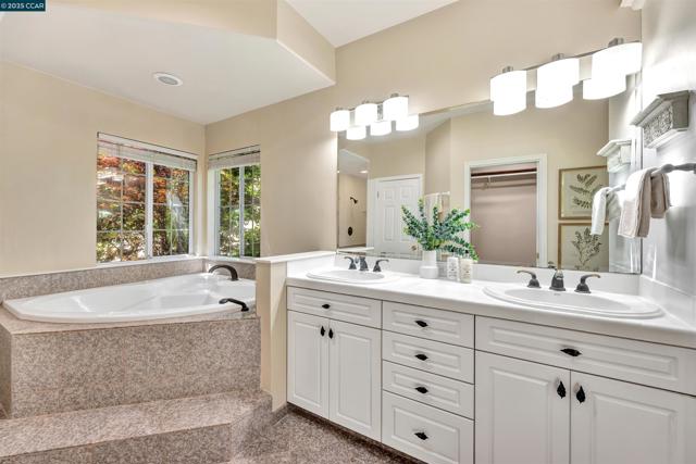 48 Sterling Way, Lafayette CA: https://media.crmls.org/mediaz/7fcef5cb-bdcb-4716-8128-0b28dd32ce8f.jpg