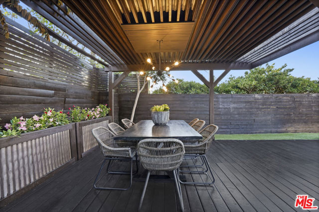 3838 Buena Park Drive, Studio City CA: https://media.crmls.org/mediaz/7fcf9c71-47de-4994-b11f-f45f059224c6.jpg