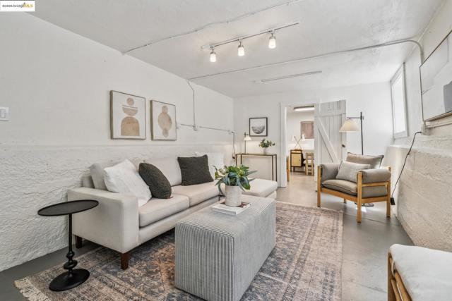 2705 Mathews St, Berkeley CA: https://media.crmls.org/mediaz/7fd10b0d-cfcd-4848-ba10-5af012192bf5.jpg