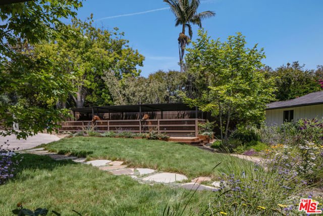 13214 Riviera Ranch Road, Los Angeles CA: https://media.crmls.org/mediaz/7fd11eef-99e5-4e7e-a065-950d990efe82.jpg