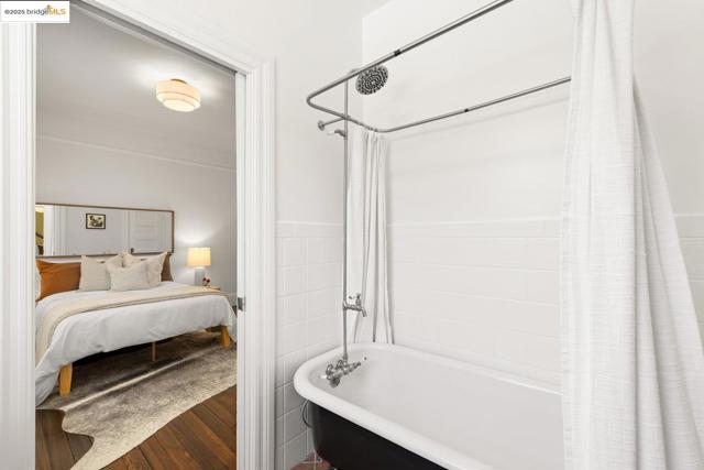 824 Arlington Avenue, Oakland CA: https://media.crmls.org/mediaz/7fd13144-c5cd-46ff-b79d-8bec239ae6c7.jpg