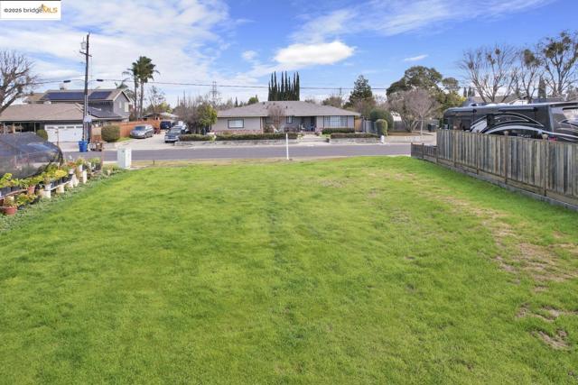 1816 Parsons Ln, Antioch CA: https://media.crmls.org/mediaz/7fd16104-ed63-44a4-bc2e-b92a59695da0.jpg