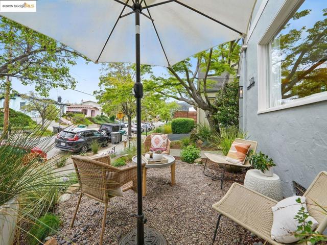 3712 Maple AVE, Oakland CA: https://media.crmls.org/mediaz/7fd16a59-b5c3-496d-95ba-d2465ac22b84.jpg