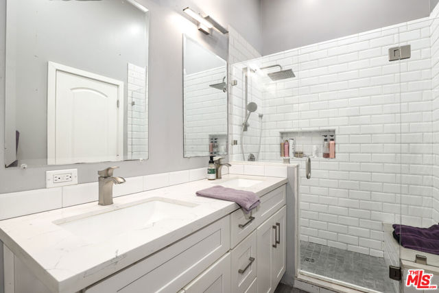 319 Chestnut Avenue, Los Angeles CA: https://media.crmls.org/mediaz/7fd1c8d1-dd80-4315-84cf-b9854a32bb53.jpg