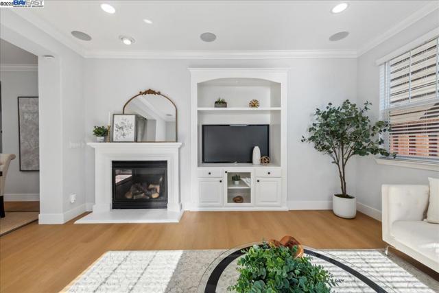 4875 Thorndike Ln, Dublin CA: https://media.crmls.org/mediaz/7fd21027-2f4e-4c1a-880d-0ee0edfc97b8.jpg