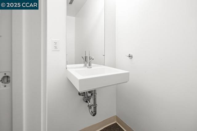 1201 Pine St, Oakland CA: https://media.crmls.org/mediaz/7fd27665-2f0e-46ca-b02d-d3fef687163f.jpg