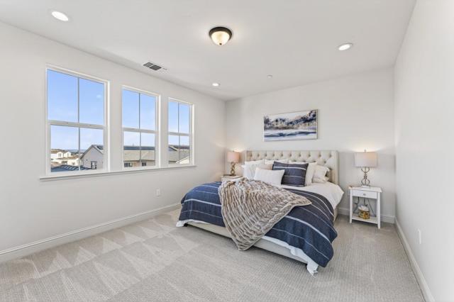 585 Santa Lucia Way, Marina CA: https://media.crmls.org/mediaz/7fd338bf-0250-4ac0-b217-376fdac187d5.jpg