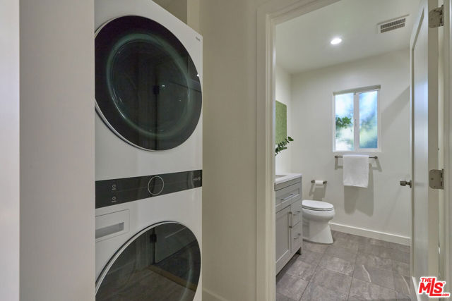 4211 W Woodland Avenue, Burbank CA: https://media.crmls.org/mediaz/7fd3d12e-9e5e-44c6-8ea0-326b7c915c0f.jpg