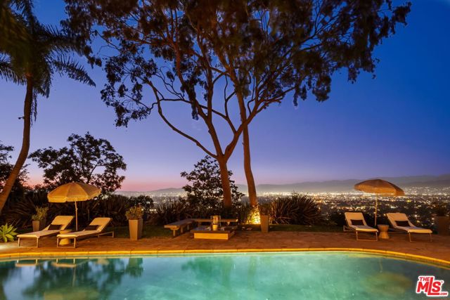11531 Amanda Drive, Studio City CA: https://media.crmls.org/mediaz/7fd40570-eeb5-42ae-8042-ef31c983552f.jpg