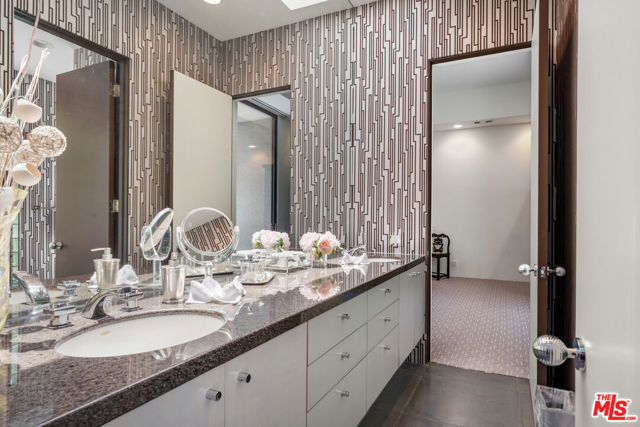 6 Rocky Lane, Rancho Mirage CA: https://media.crmls.org/mediaz/7fd44864-372d-41bf-bc62-e66fa17372ee.jpg