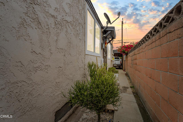 136 N Garfield Avenue, Oxnard CA: https://media.crmls.org/mediaz/7fd44a1a-e61f-471e-8e79-2714e291457a.jpg