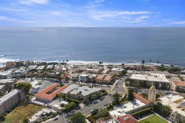 356 Prospect Street, La Jolla CA: https://media.crmls.org/mediaz/7fd44f07-e448-4c54-98a3-abf56308866b.jpg