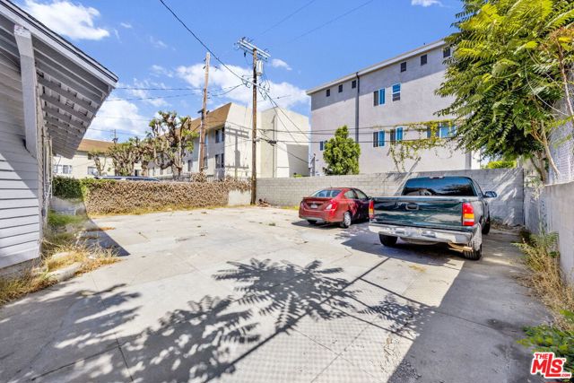1215 W 39th Place, Los Angeles CA: https://media.crmls.org/mediaz/7fd45a53-2874-4bbb-86da-57b62d6d75d6.jpg