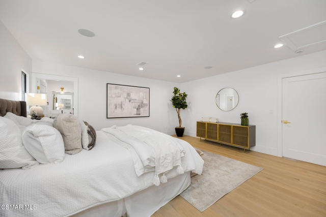 1324 La Granada Drive, Thousand Oaks CA: https://media.crmls.org/mediaz/7fd4be60-bf62-46f5-be3a-5d8dbb5031ef.jpg