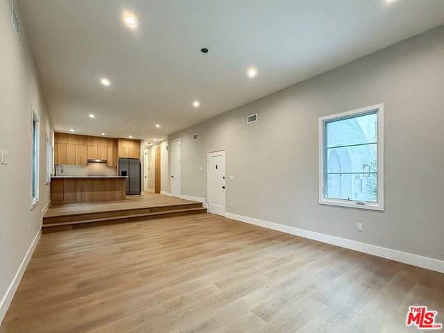 150 N Arnaz Drive, Beverly Hills CA: https://media.crmls.org/mediaz/7fd55ee2-36d2-4eac-b0dc-f30c45ded77b.jpg