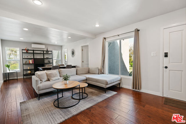 1301 S Hudson Avenue, Los Angeles CA: https://media.crmls.org/mediaz/7fd59bfe-30f4-448e-b81c-a8cf79f8bddc.jpg